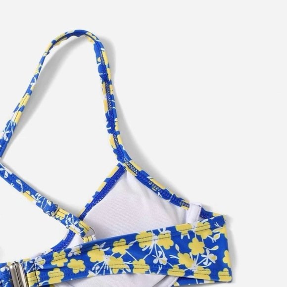 Bikini - Picture 7 of 7